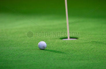 Berlin  Deutschland  ein Golfball auf dem Rasen eines Indoor-Golfplatzes