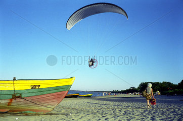 Ein Paraglider am Strand von Sopot (Zoppot)  Polen