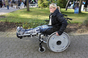 Hannover  Deutschland  Frau mit Unterschenkel-Orthese sitzt im Rollstuhl