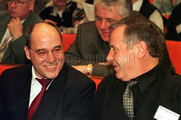Gregor Gysi und Lothar Bisky  beide lachend  Portrait  QF