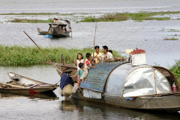 Vietnam  Hausboote in einer Flusslandschaft bei Hue