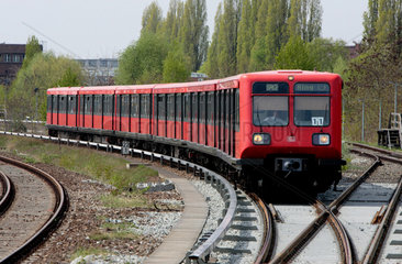 Berlin  Zug der S-Bahnlinie 42
