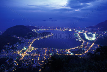 Abendliche Stadtuebersicht von Rio de Janeiro