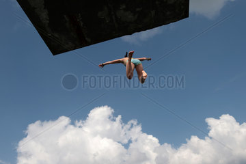 Berlin  Deutschland  ein Maedchen springt vom Sprungturm im Seebad Friedrichshagen