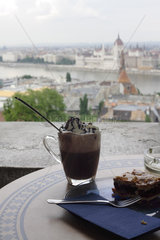 Tasse Schokolade im Cafe mit Aussicht auf Budapest