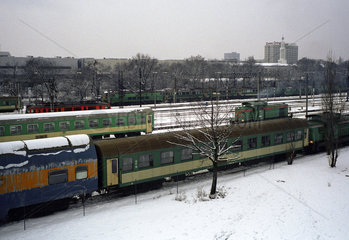 Personenzuege auf einem Rangierbahnhof im Winter  Posen  Polen