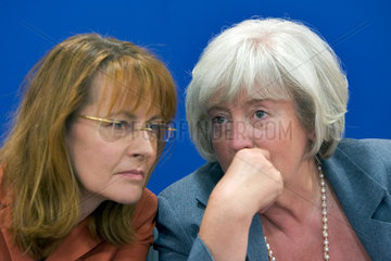 Edelgard Bulmahn (SPD) und Renate Schmidt (SPD)  Bundesministerinnen