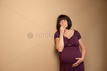 Freiburg  Deutschland  eine schwangere Frau mit einer Zigarette