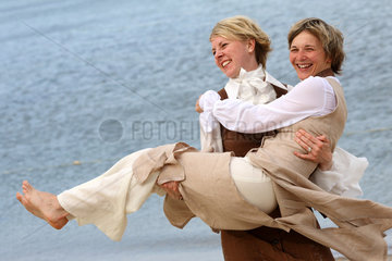 Kiel  Deutschland  Hochzeitsfoto einer gleichgeschlechtlichen Ehe zweier Frauen