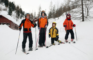Krippenbrunn  Oesterreich  Vater mit seinen Kindern im Skiurlaub