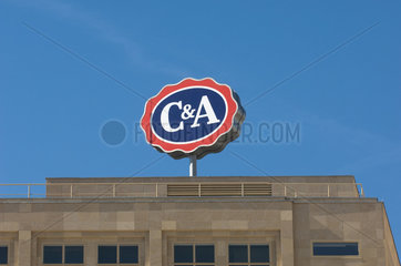 Berlin  Logo der Bekleidungskette C&A