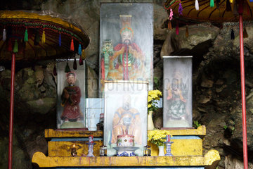 Vietnam  heilige Figuren hinter Glas auf einem Altar