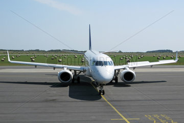 Tinnum  Deutschland  Embraer ERJ-195LR der Fluggesellschaft Lufthansa auf dem Vorfeld des Flughafen Sylt