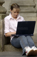 Maedchen mit Laptop