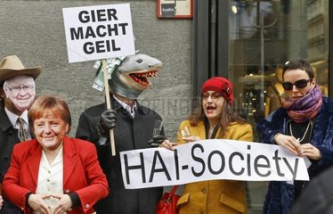 satirischer Protest gegen einen Immobilienkongress in Berlin-Mitte