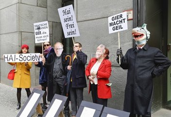 satirischer Protest gegen einen Immobilienkongress in Berlin-Mitte