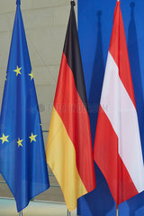 Berlin  Deutschland - Die Fahnen der Europaeischen Union  von Deutschland und Oesterreich im Kanzleramt