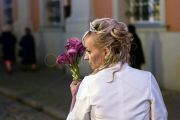 Posen  Polen  eine Braut nach der kirchlichen Trauung