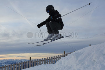 Kitzbuehel  Oesterreich  Junge faehrt Ski