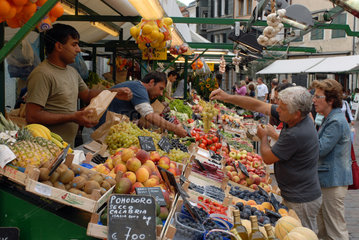 Italien  Marktgeschehen in Bozen