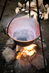Gorin  Deutschland  Gluehwein koechelt in einem Kessel ueber dem Feuer