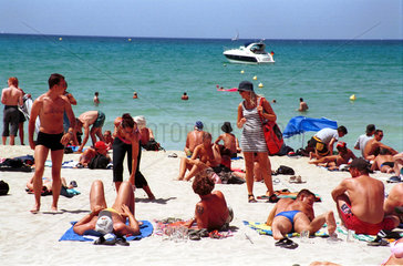 Touristen am Strand von S'Arenal  Mallorca