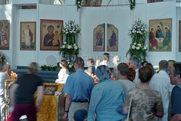 Glaeubige in der Christus-Erloeserkirche in Kaliningrad  Russland