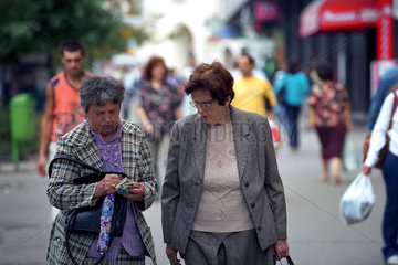 Zwei Rentnerinnen im Zentrum  eine beim Geldzaehlen  Bukarest