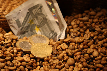 Hamburg  Deutschland  Kaffeebohnen in einem Jutesack mit einem 5-Euroschein und Muenzen