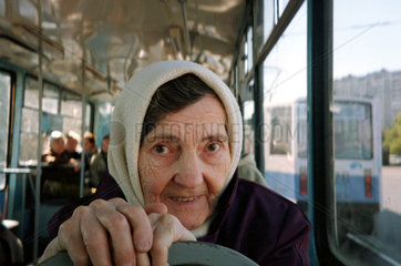 Alte Frau in einer Strassenbahn