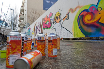 Berlin  Deutschland  Spraydosen vor einer Graffitiwand