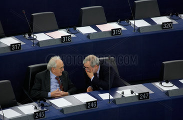 Strasbourg  zwei Europaabgeordnete des Europaparlamentes im Gespraech