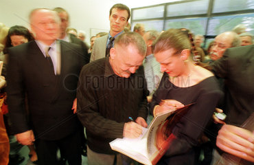 Alfred Hrdlicka gibt Autogramm bei Ausstellungseroeffnung