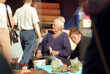 Marktfrauen auf dem Zentralmarkt in Kaliningrad  Russland