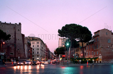 Rom  Strassenverkehr zur Daemmerung