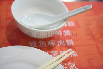 Shanghai  Reisschuessel mit Loeffel und Teller mit Staebchen