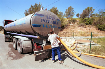 Transporter beim Liefern von Trinkwasser