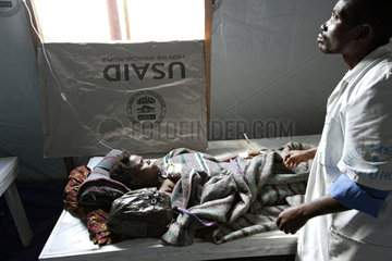 Goma  Demokratische Republik Kongo  Pfleger betreut eine Cholerapatientin