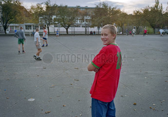 Ein Junge auf einem Fussballplatz  Poznan  Polen