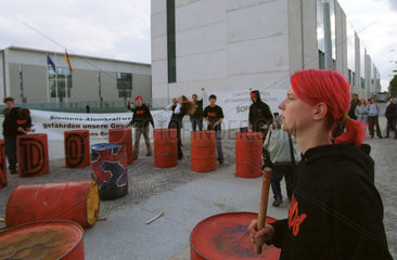 Berlin  Deutschland  Greenpeace Demonstration vor dem Berliner Bundeskanzleramt