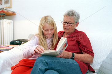 Hamburg  Oma liest ihrer Enkelin vor