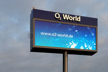 Berlin  Standortwerbung fuer die Firma 02 World