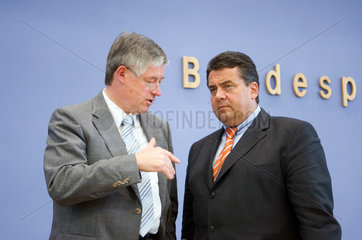 Bundesumweltminister Sigmar Gabriel und Prof. Dr. Troge  Berlin