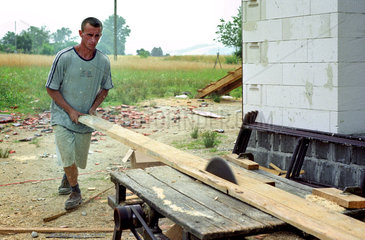 Mann auf einer Baustelle eines Einfamilienhauses  Polen