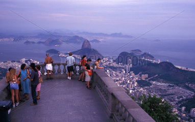 Touristen blicken auf Rio de Janeiro