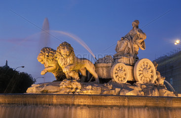 Der Cibeles-Brunnen in Madrid am fruehen Abend