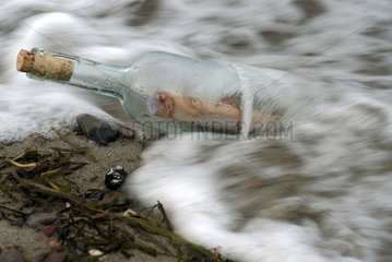 Hiddensee  Deutschland  eine Flaschenpost am Strand