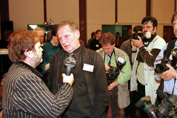Lothar Bisky mit Journalisten  Portrait  QF