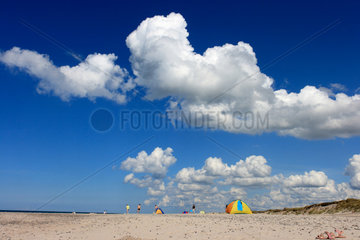 Hvide Sande  Daenemark  Wolken ueber dem Strand
