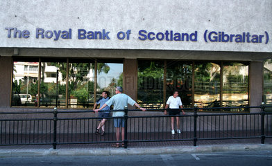 Strassenszene vor einer Bank auf Gibraltar